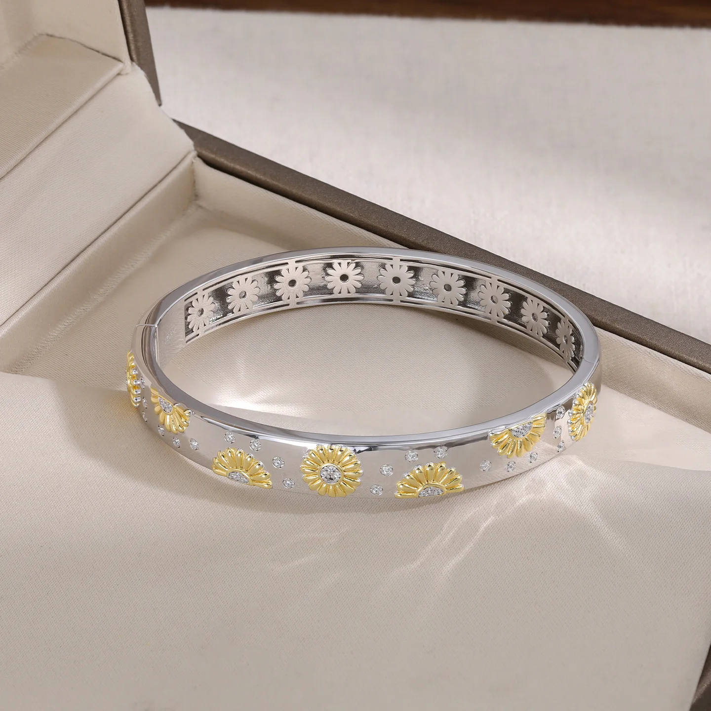 S925 Sterling Silver Plated Gold Daisy Bracelet for Women, Light Luxury Diamond-Encrusted Floral Bangle, Versatile Retro Exquisi