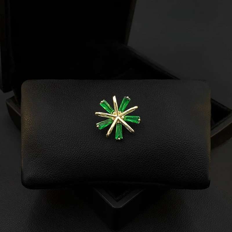 

Fresh Green Flower Brooch Luxury Refined Stylish Suit Collar Pin Chest Ornament Secure Chic Design Classy Fashion Jewelry 5697
