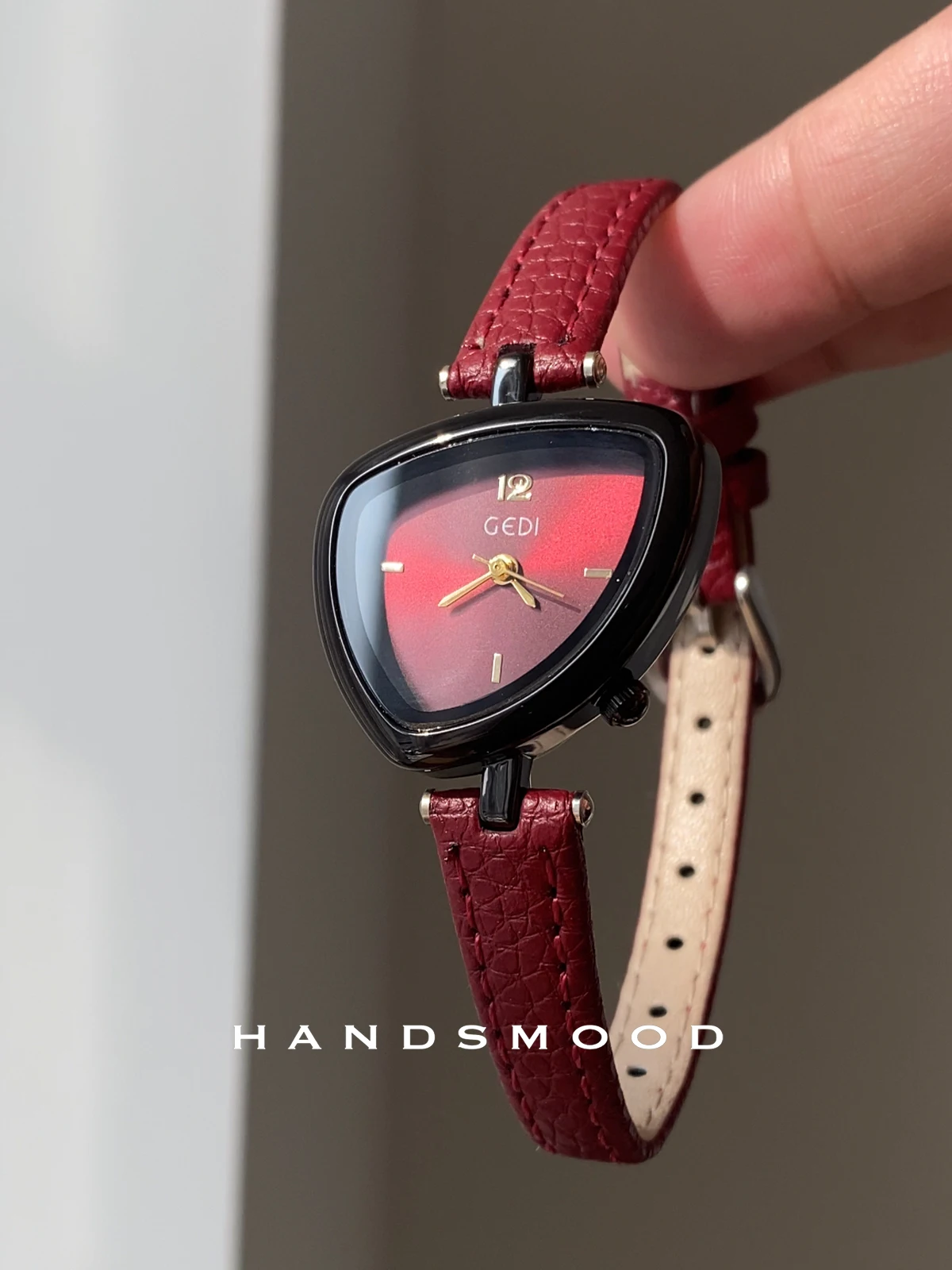 

Original luxury women's watch irregular triangle dial fashionable personality high-end leather women's watch watch accessories