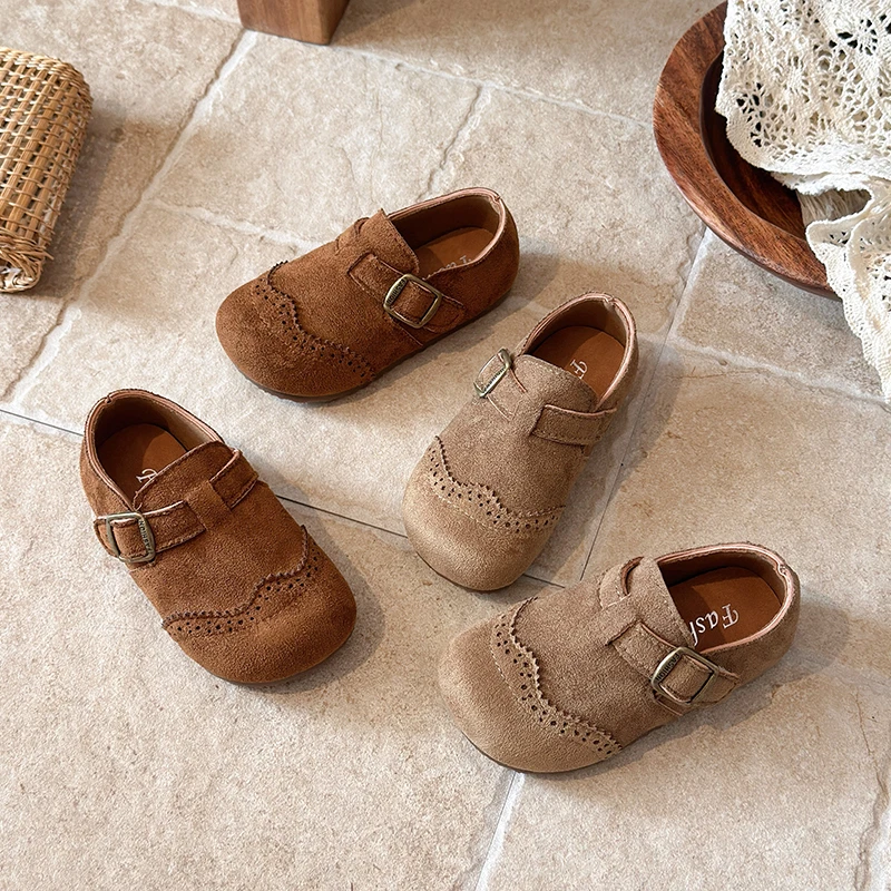Flache Brogue-Schuhe aus Wildleder für kleine Mädchen, mit verstellbarem Riemen und Schnalle, rutschfester, weicher Sohle, elegante Schuhe. – Detail 2