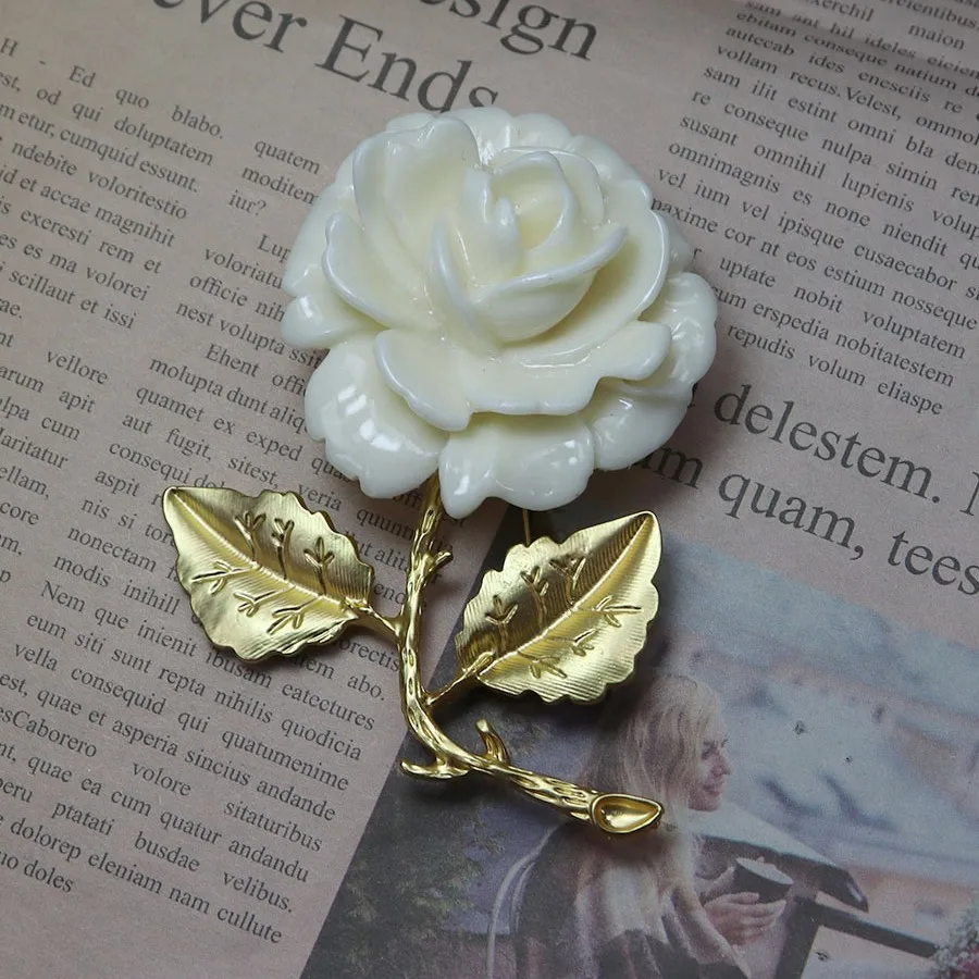 

Vintage White Rose 3D Embossed Floral Brooch,Elegant Versatile Pin for Women,Timeless Fashion Accessory Perfect Gift for her