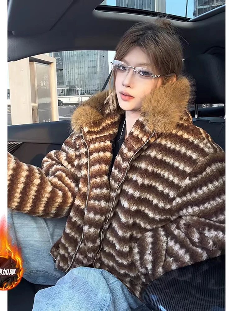 

Утепленная мужская зимняя куртка в американском ретро-стиле с капюшоном и большим меховым воротником из коричневого меха ягненка в полоску