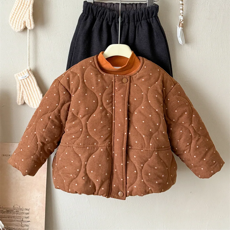 معطف شتوي قطني منقط للفتيات لعام 2025 منتج جديد من سلسلة سين النسخة الكورية فضفاض ومتعدد الاستخدامات