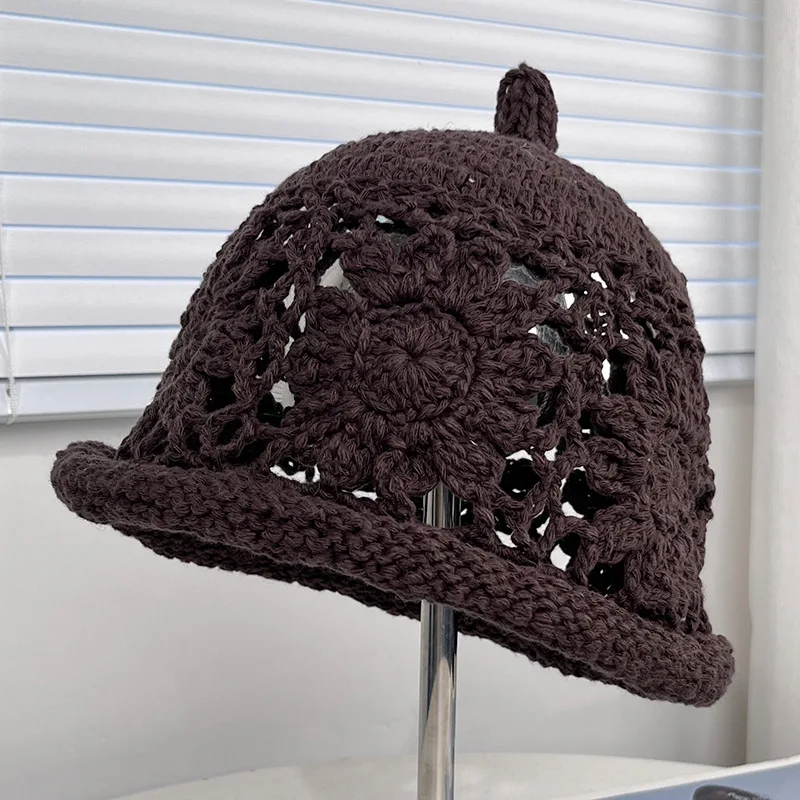 Neue handgemachte Häkelmütze mit hohlen Blumenmustern für Damen, atmungsaktive und vielseitige künstlerische Beanie-Mütze für den Herbst. – Detail 10