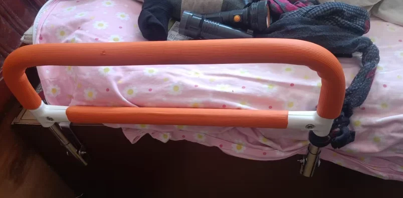 

Средство для пожилых людей при постели пациентов. Складная поручня для пожилых людей. Откидная ограждение от падения с противоскользящей ручкой,