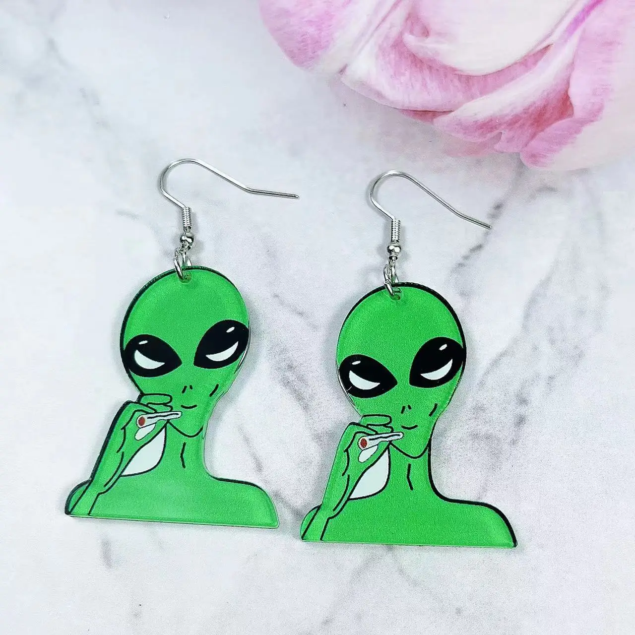 أقراط متدلية بتصميم شبح مضيء هالوني ، نمط كرتون للحفلات ، مجوهرات أكريليك ، زينة أذن للمهرجانات رائعة