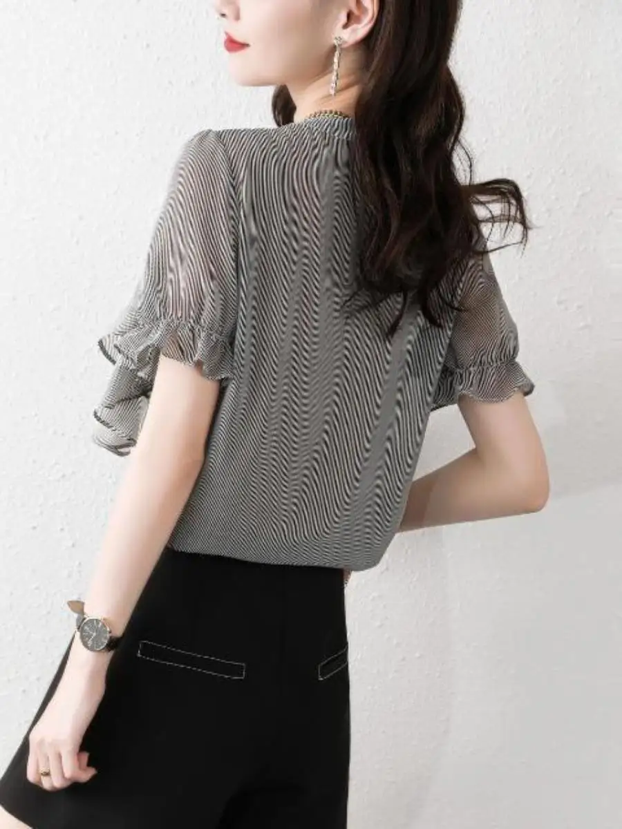 blusa-feminina-de-chiffon-com-gola-redonda-e-estampa-listrada-estilo-jovem-e-moderno-com-bolso-curto-e-bainha-de-renda-versatil-–-nova-colecao-verao-2026