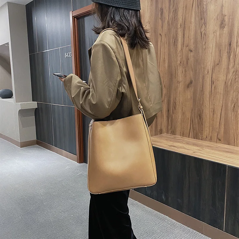 Large-capacity Bucket Messenger Bag Korean Shoulder Bag 2024 New Trendy Autumn Fashion Simple Magnetic Buckle Handbags