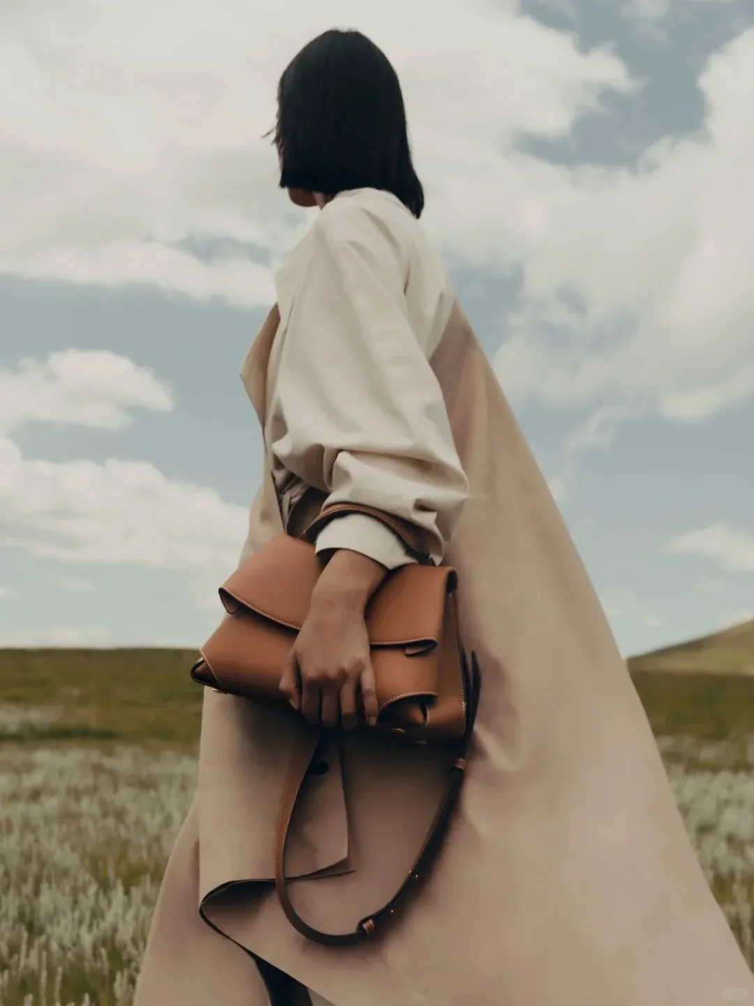 กระเป๋าหนังแท้ 2025 รุ่น Smile Bag Mokiki ดีไซน์จีบ สะพายไหล่เดียว จุของได้เยอะ เหมาะสำหรับเดินทางและใช้ในชีวิตประจำวัน