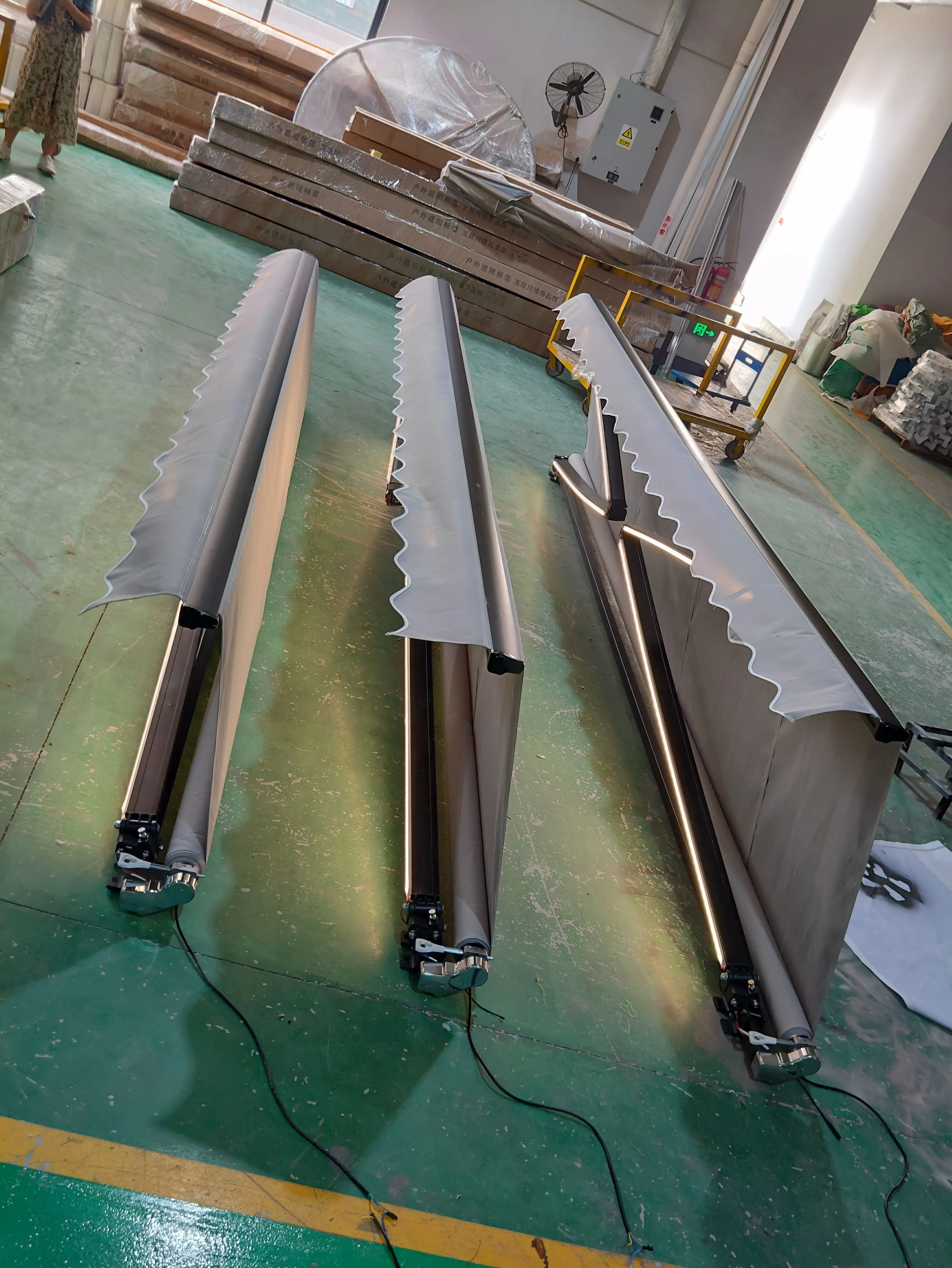 Light Emitting Diode Lighting Full Box Retractable Outdoor Awning Fabric Waterproof Aluminum Polycarbonate Awning Outdoor