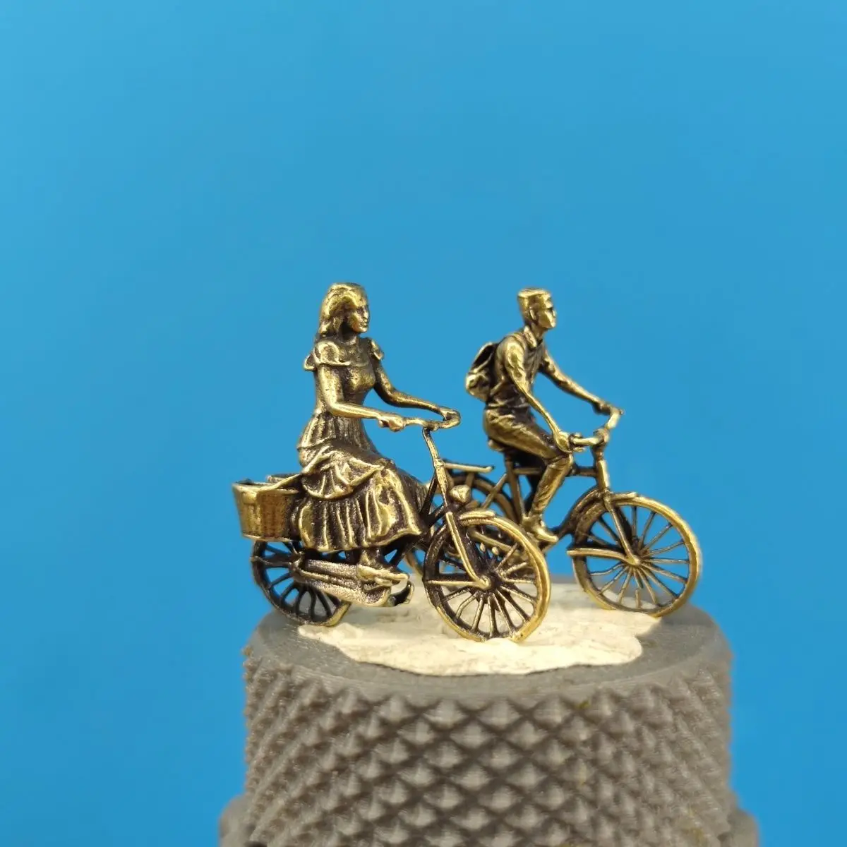 Brass Couple Riding Shared Bicycle Miniature Landscape 1/64 Scale Figurine Model Scene Sandbox Small Artificial Scenery Ornament