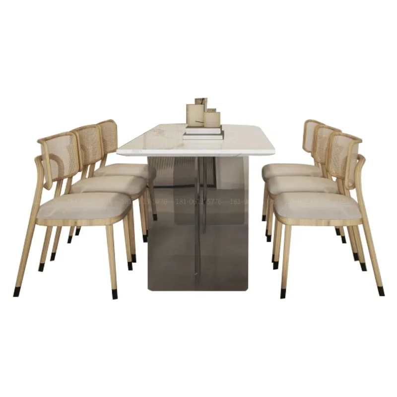 Modell raum: cremefarbene Sofa kombination mit modernem, einfachem Acryl-Esstisch und Stühlen