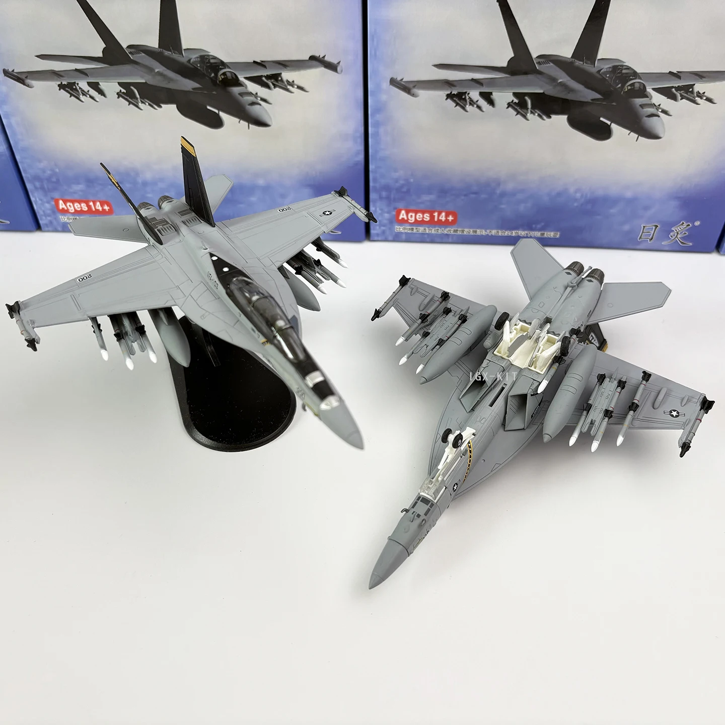 Diecast 1/100 Scale U.S. Military Model F/A-18F Fighter F18 Airplane Bumblebee F-18 Pirate Flag Metal Model For Collection