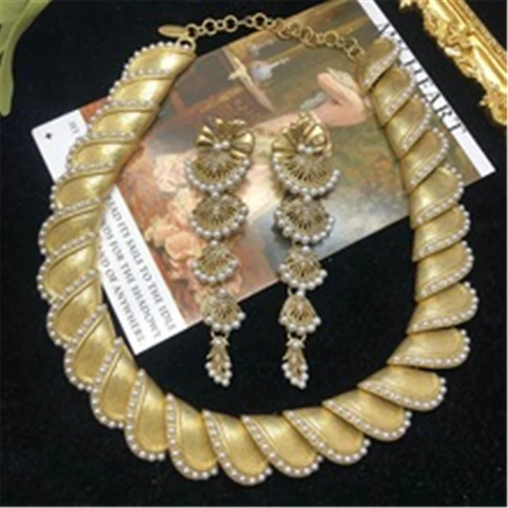 

Vintage Jewelry Made Of Plain Gold Vintage Necklace Hollowed Out Earrings Pearl Necklace Earrings Versatile Set SP-871252