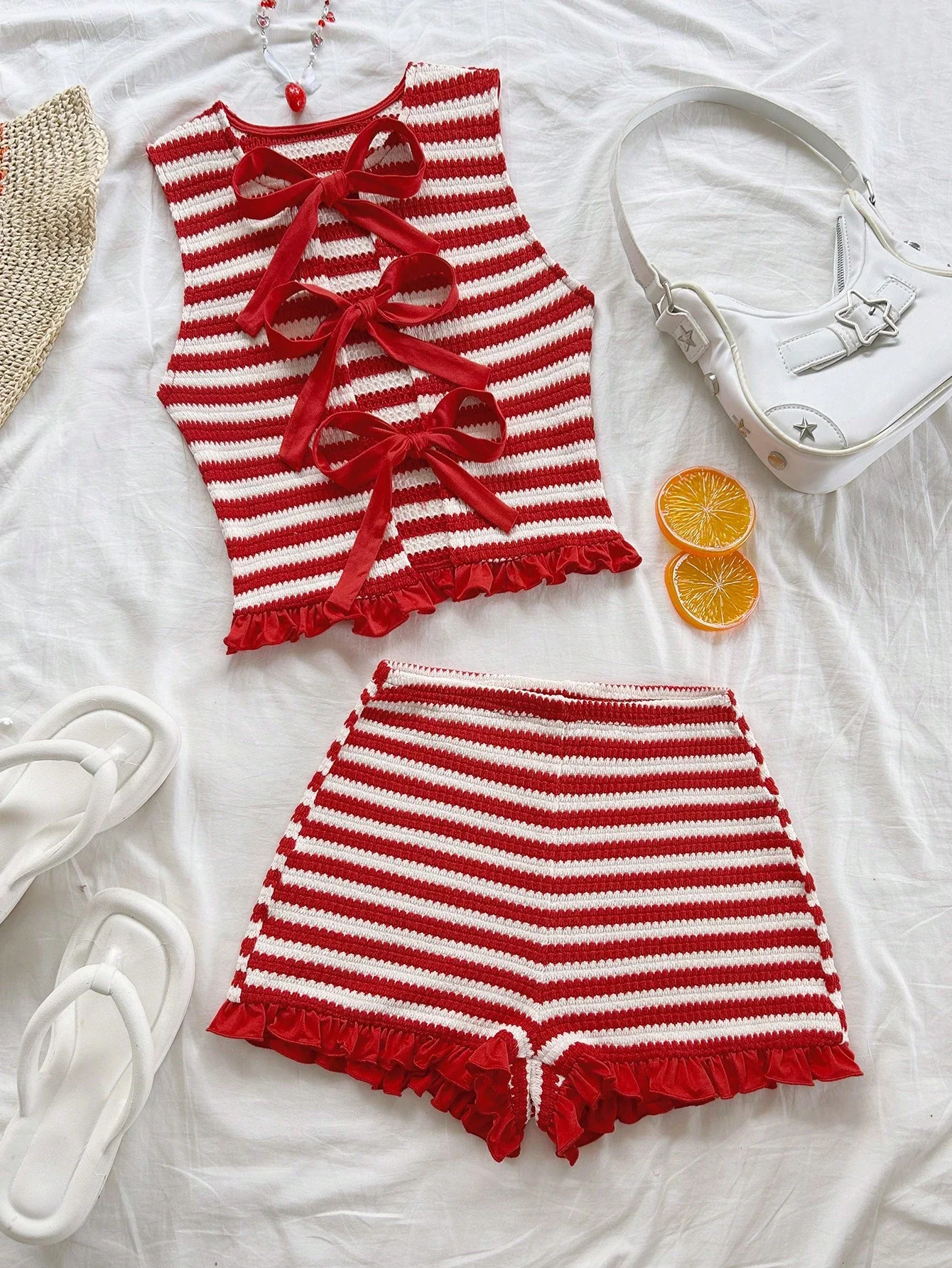 

Красно-белый полосатый вязаный комплект из двух предметов с рюшами и бантом
