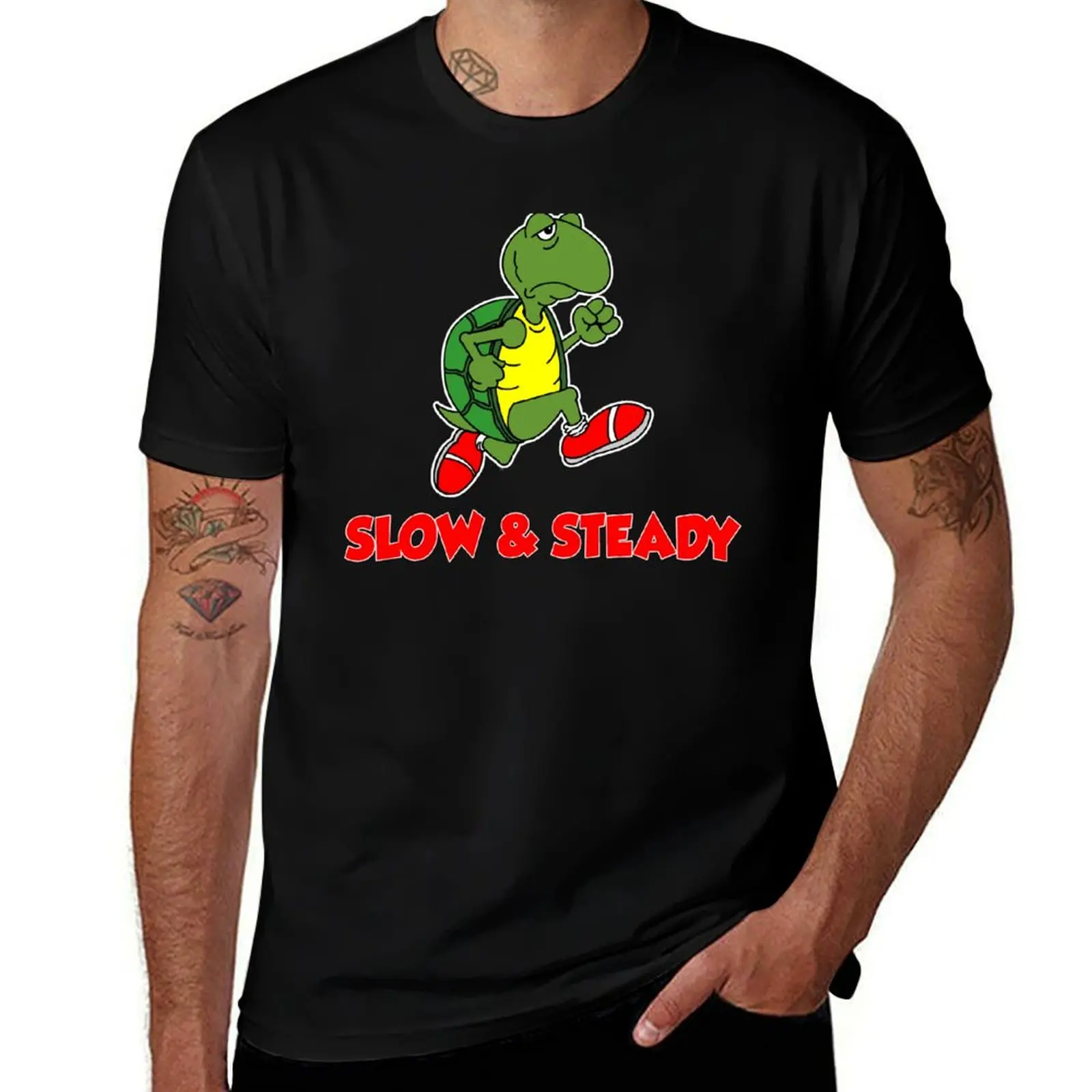 T-shirt à motif de tortue de dessin animé qui court lentement et en toute sécurité sur un t-shirt foncé, style streetwear, grande taille