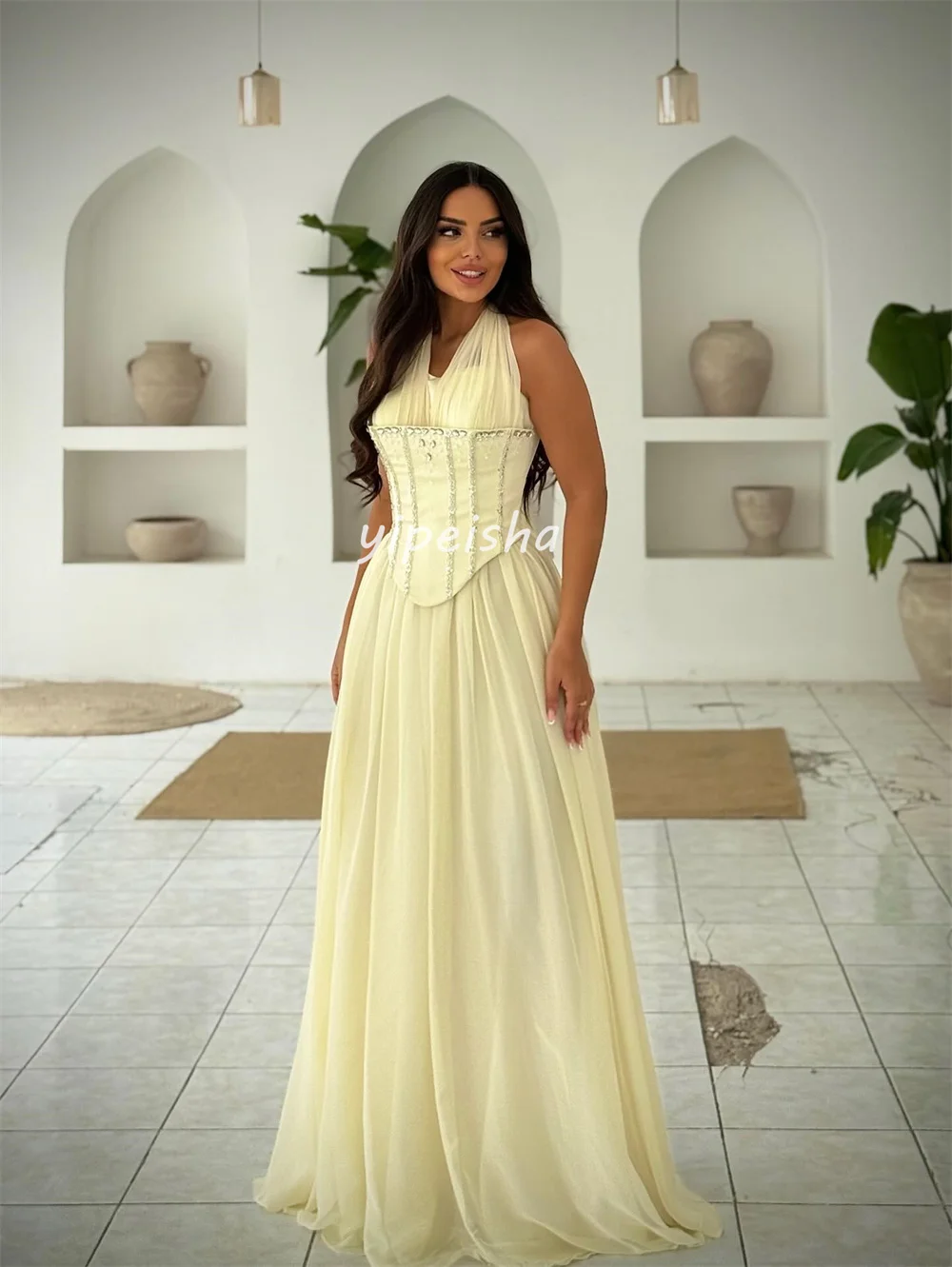 ชุดเดรสยาวแบบคลาสสิกสไตล์ลำลองผ้าชีฟองประดับลูกปัดและคริสตัลทรงเอไลน์แบบผูกคอ  ชุดเดรสสำหรับโอกาสพิเศษสั่งตัดได้ มีหลายขนาดให้เลือก ดีไซน์เรียบง่าย