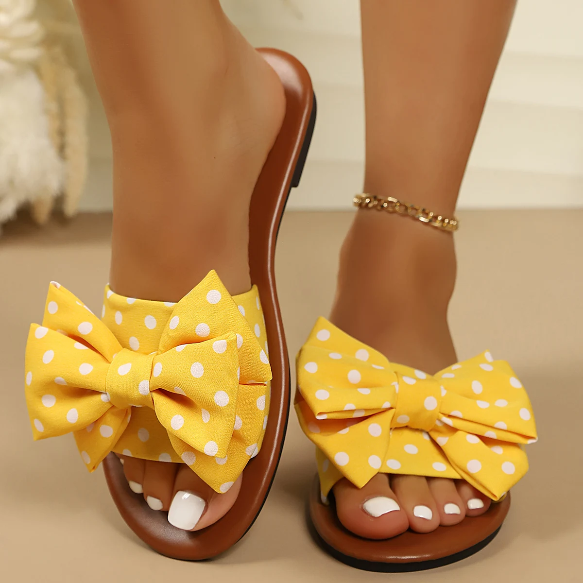 Damen-Slip-On-Sandalen mit gepunktetem Schleifendesign, weichen Sohlen und weichen Oberflächen, bequem und ermüdungsfrei für Zuhause, Reisen. – Detail 12