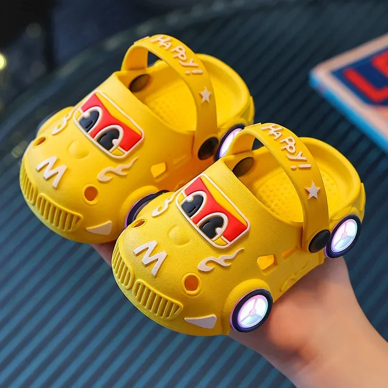 Chinelos infantis 2025 verão novos meninos rodas em forma de carro iluminará anti deslizamento fundo macio chinelos de praia do bebê