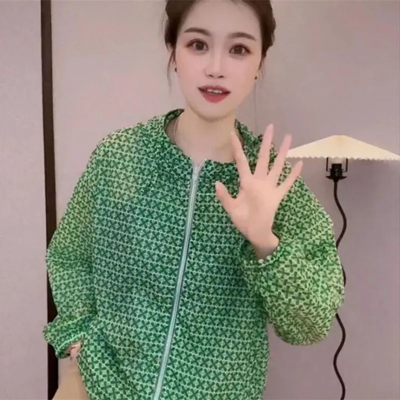 

Модная зеленая одежда для защиты от солнца с принтом, женская тонкая куртка с капюшоном, новинка 2023, летнее свободное повседневное пальто с защитой от УФ-лучей, женские топы