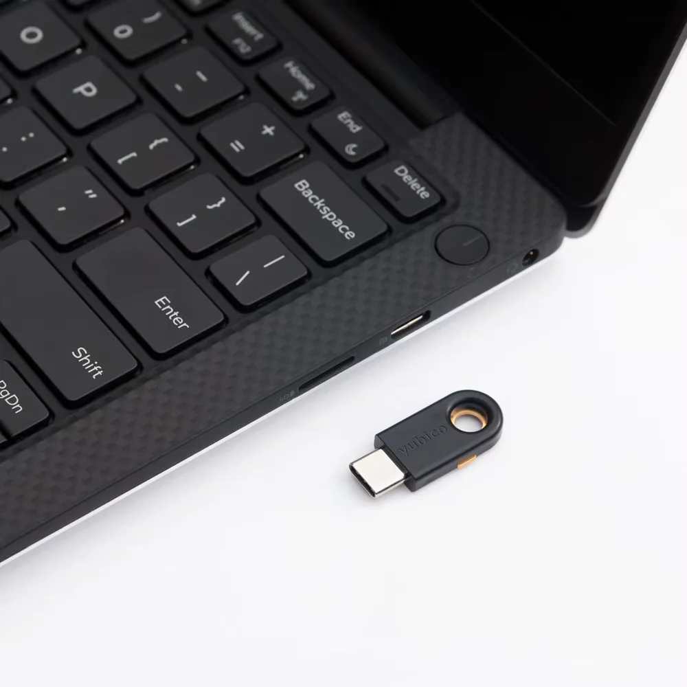يوفر مفتاح الأمان Yubico Yubikey 5C USB-C دعم متعدد البروتوكولات بما في ذلك FIDO2، Yubico OTP، OATH HOTP، U2F، PIV، Open PGF