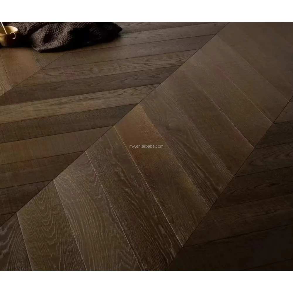 نسخة مخصصة من الأرضيات الخشبية المصممة بقشرة البلوط البني القديم