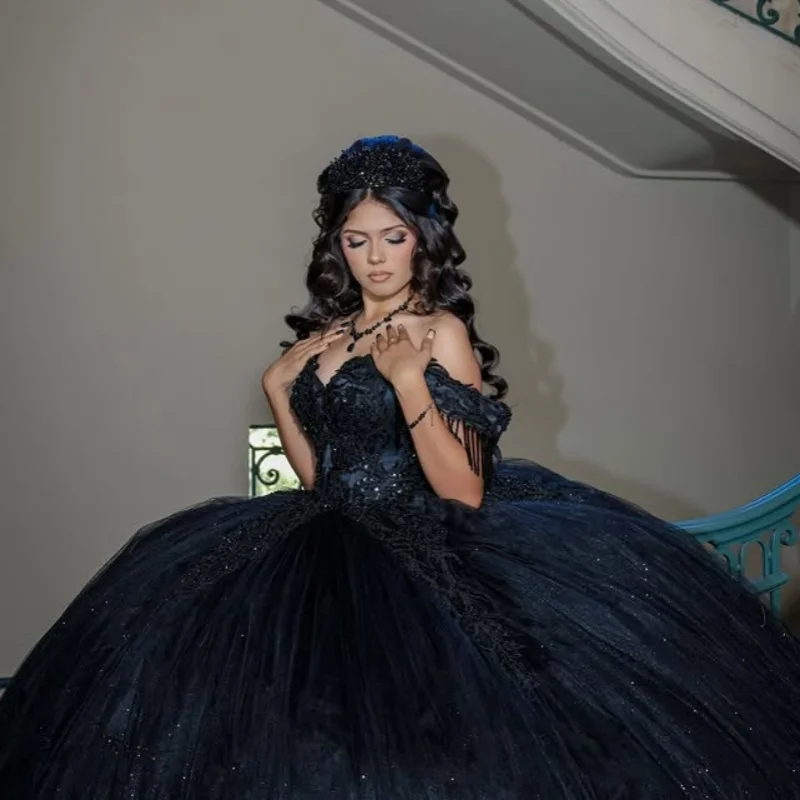 

Блестящие черные платья для квинсеаньеры с открытыми плечами, кристаллами, кружевом, многослойными оборками, длинным шлейфом, Vestido De 15 Quinceanera, на заказ