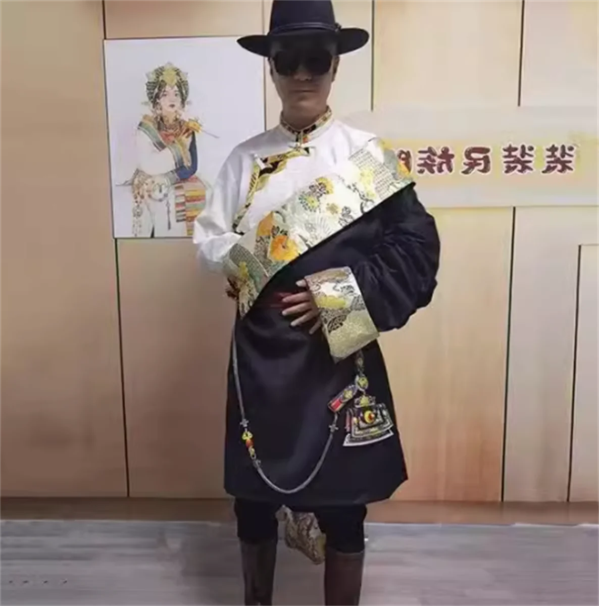 

New high-end embroidered Tibetan clothing for winter