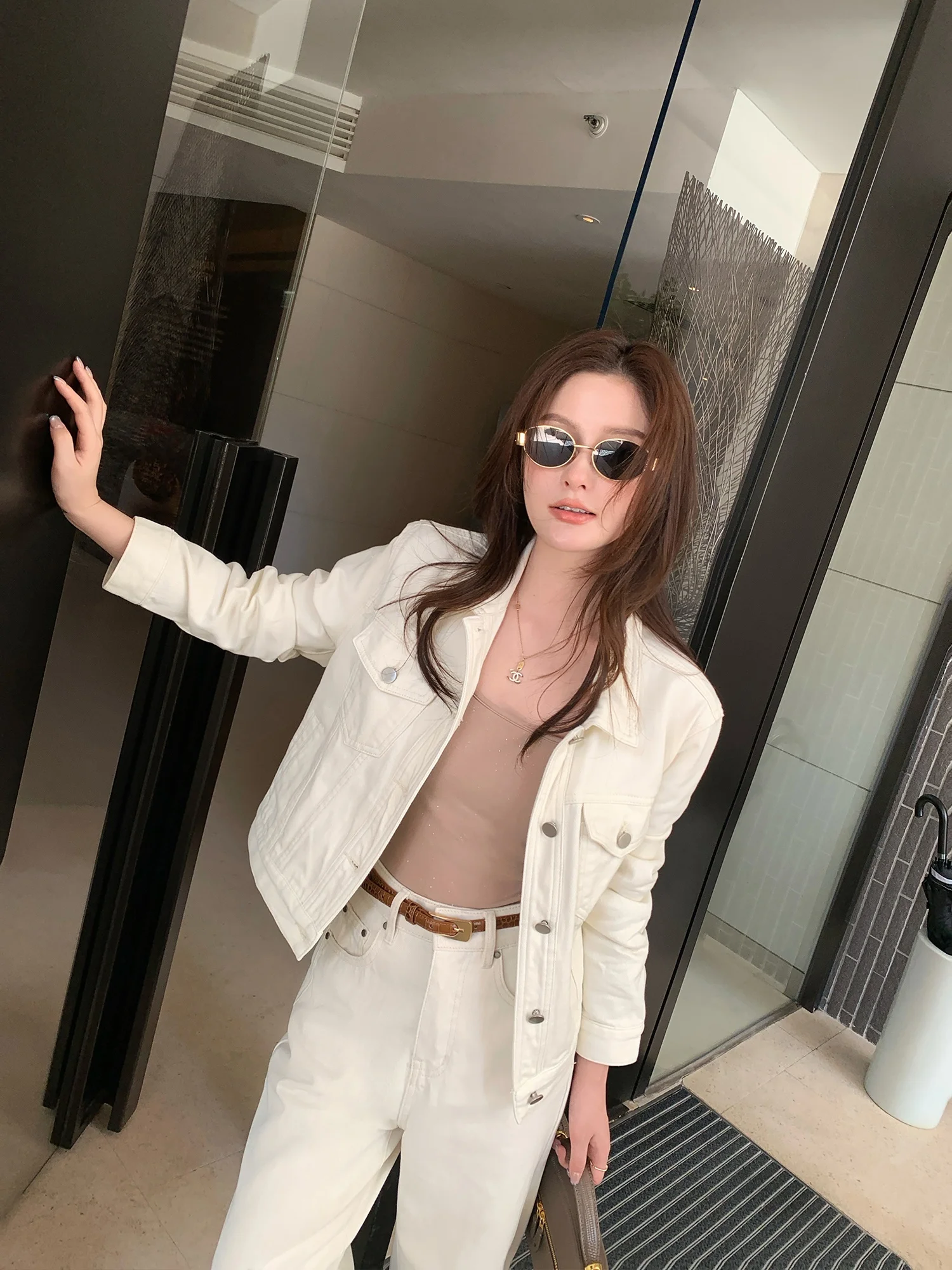 Pusumede White Short Casual Denim Jacket Women's Cool Short Length Workwear Style Cotton Commute Style Standard Fit Coat