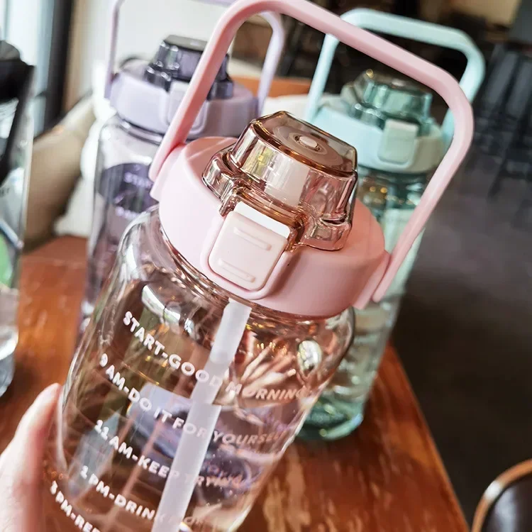 2L Stroh Wasser Flasche Große Kapazität Kunststoff Wasser Tasse Tragbare Trinken Flasche Mit Zeit Marker Für Outdoor Sport – Detail 9