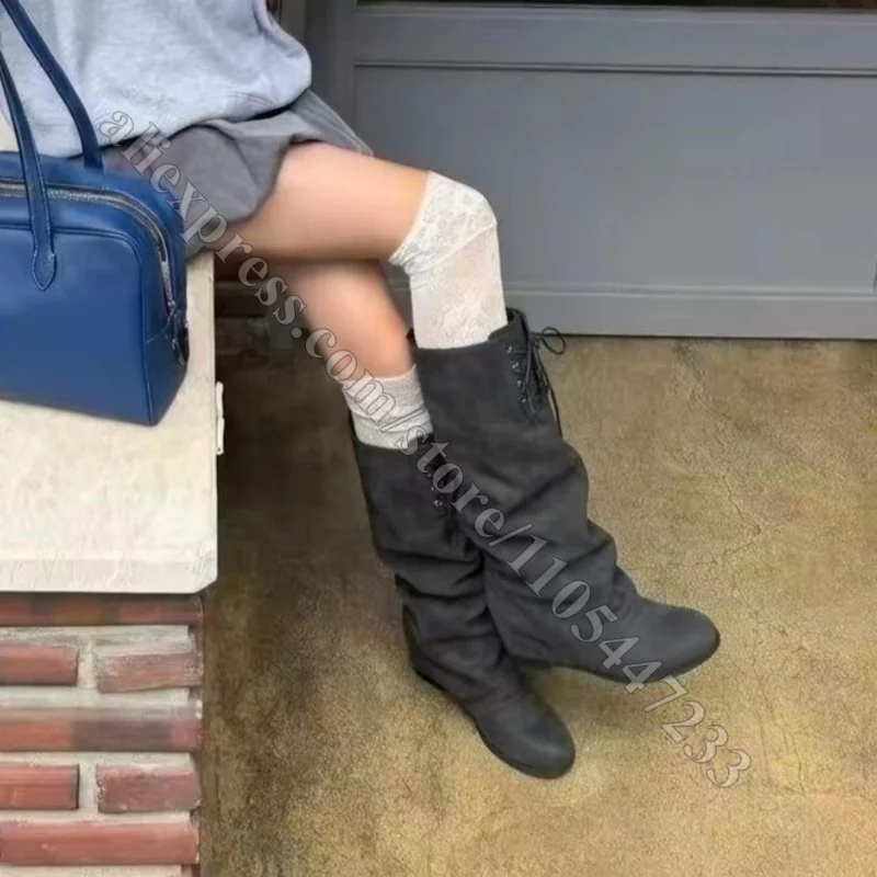 botas-altas-hasta-la-rodilla-de-cuero-suave-con-cana-abatible-cordones-cruzados-ojales-punta-redonda-tacon-bajo-y-diseno-grunge-gotico-en-color-negro-para-mujer