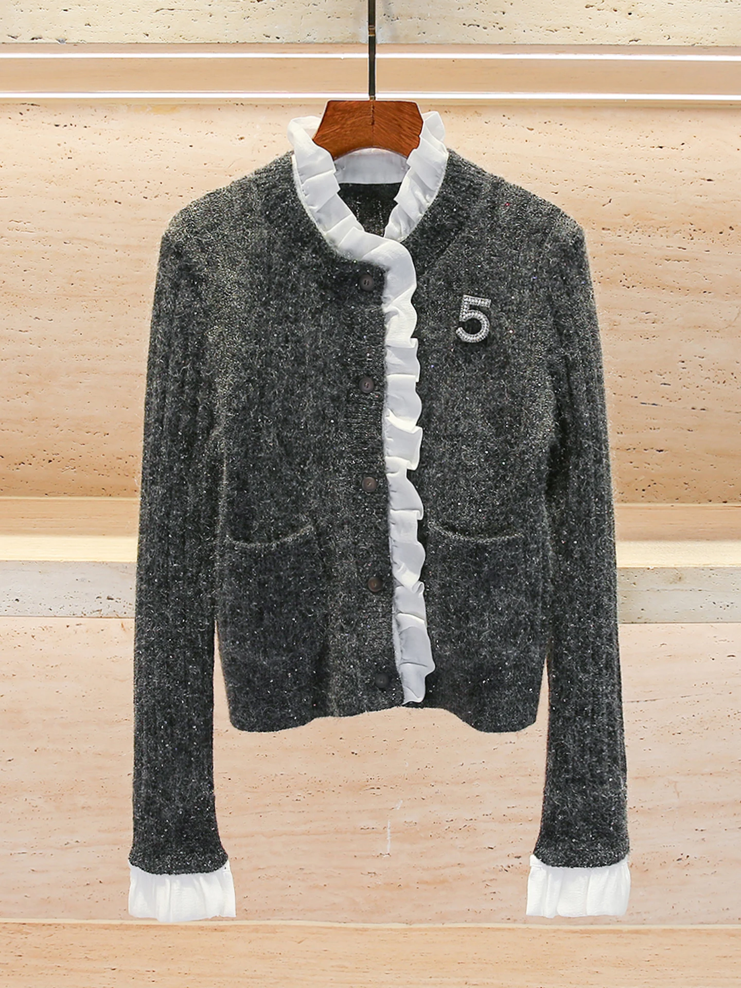 

Роскошный вязаный кардиган с бриллиантовым декором для женщин, осенне-зимний, для повседневной носки, стандартный крой, приятный к телу, дышащий.