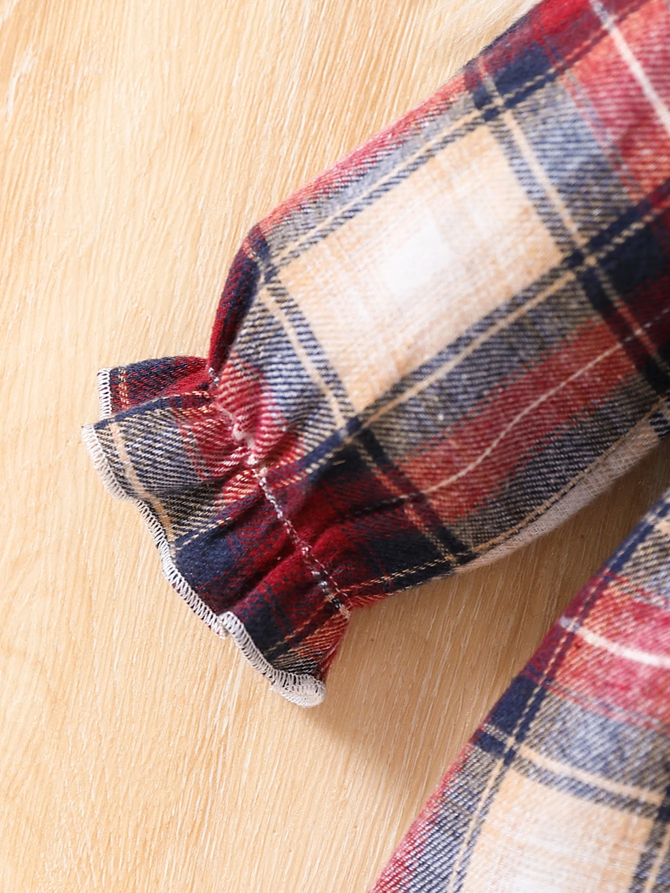 Modisches Kleid mit Karomuster, Spitzenkragen, Schleife am Rücken, unsichtbarem Reißverschluss und langen Ärmeln für Babymädchen (inklusive Hut), Herbst – Detail 6