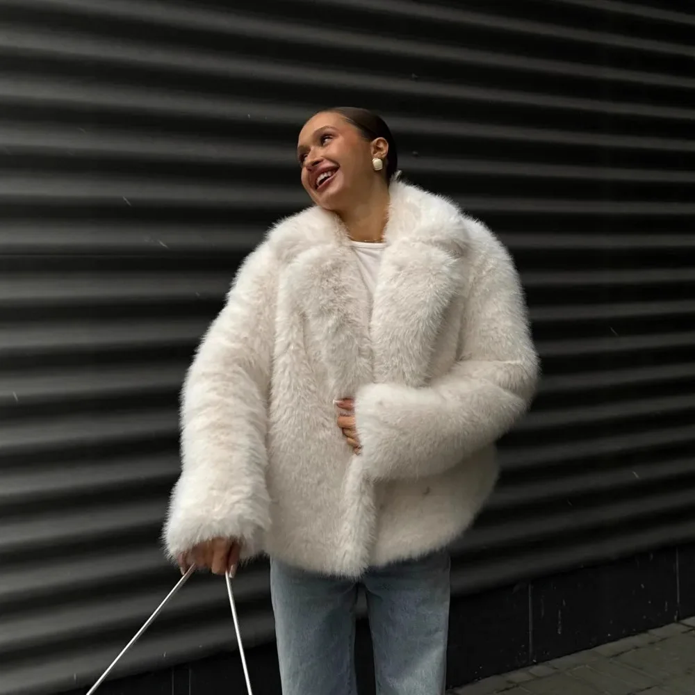 Nowy Zimowy Damski Płaszcz z Imitacji Futra Norki Biały Zapinany na Zatrzaski Garniturowy Kołnierz z Imitacji Futra Lisa Elegancka Puszysta Damska Kurtka ze Sztucznego Futra