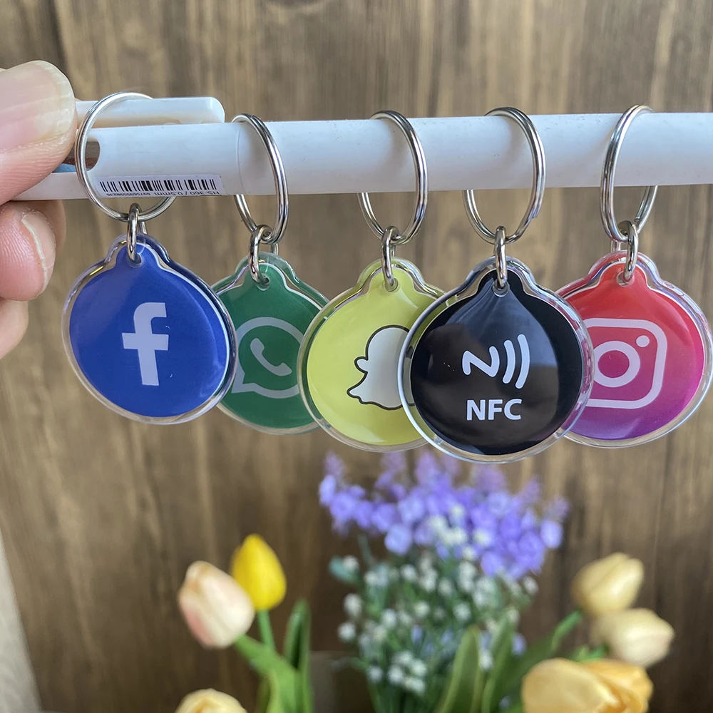13.56MHz Epoxy NFC Key Card Instagram WhatsApp Facebook Snapchat NFC Tap Keychains