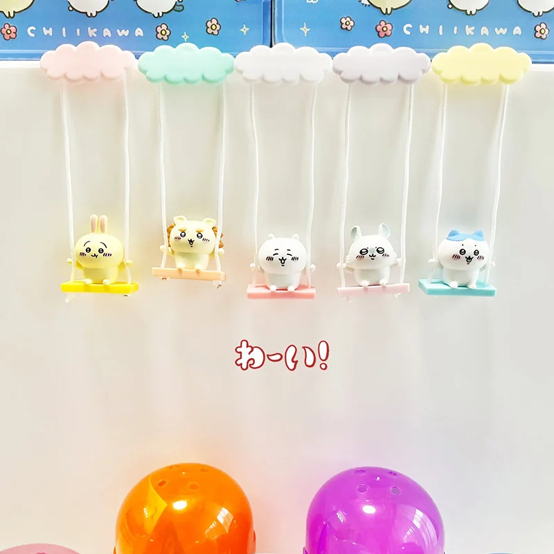 Chiikawa Gioca su un altalena Serie Kawaii Doll Action Figures Tema Scatola cieca Bambola Giocattolo carino Decorazione del desktop Ornamento Regalo