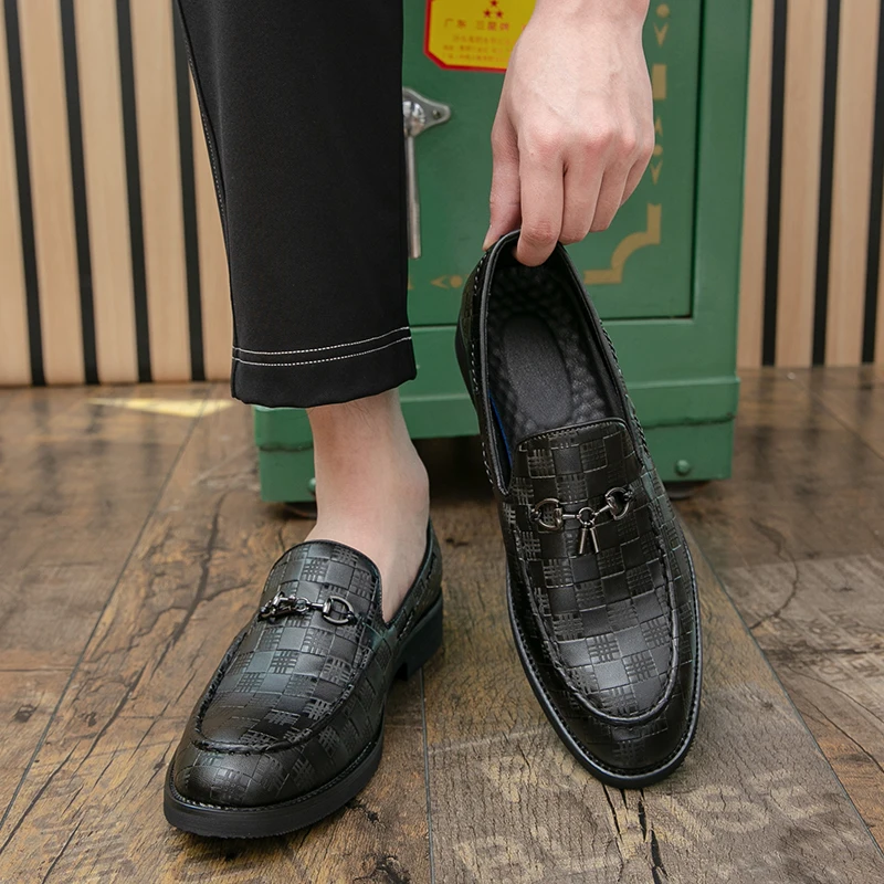 Young stylish casual men's British versatile business casual leather shoes with retro trend ideal for the groom's wedding shoes