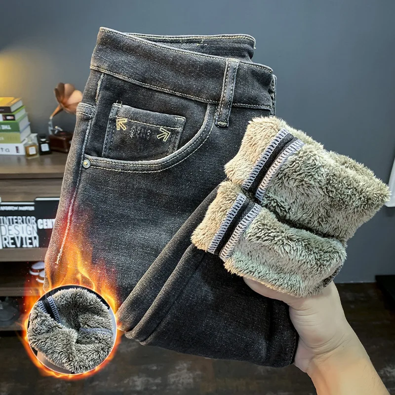 Fleece gefütterte Herren jeans High-End neue trend ige Slim Fit Röhren hose bestickt im koreanischen Stil verdickte Thermo-Freizeit hose