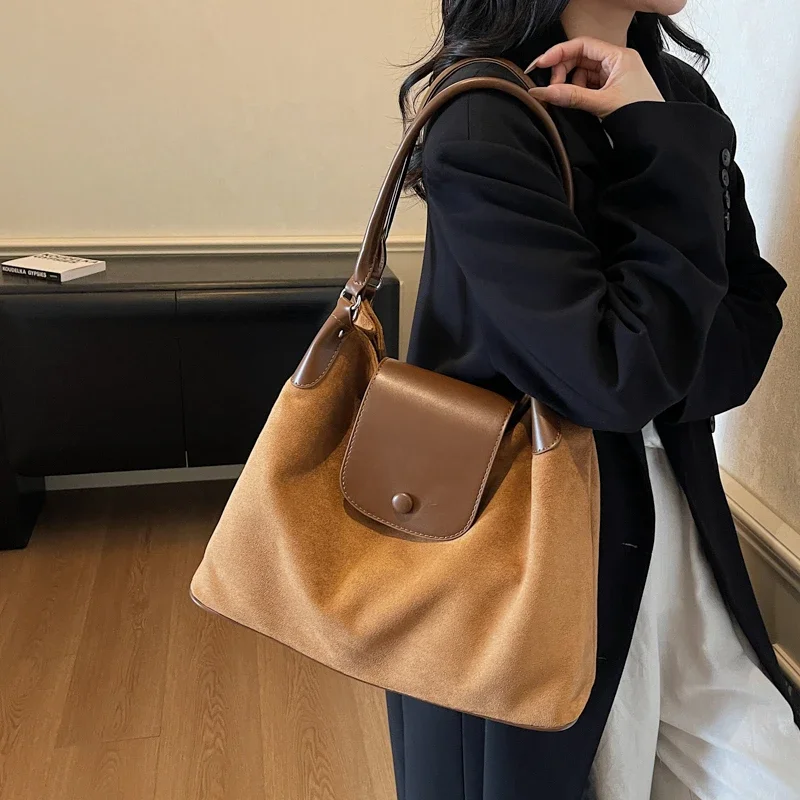 

Luxury Minimalist Handbag For Ladies As A Shoulder And Crossbody Bag With Solid Color And Letter Logo As A Chic Diaper Bag
