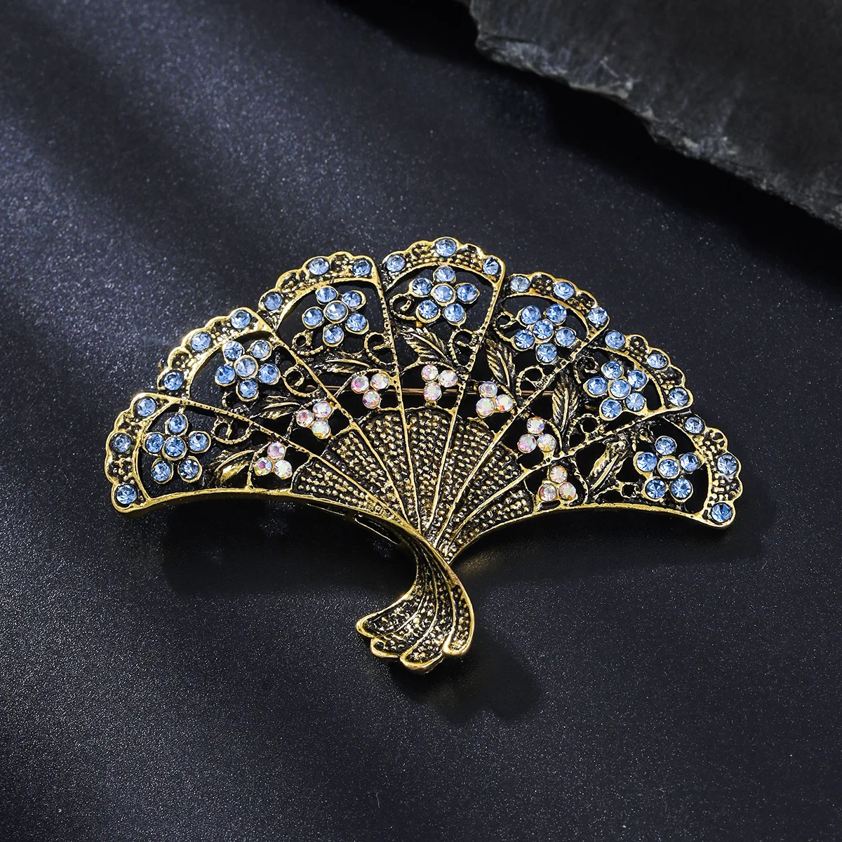 Elegant temperament, fan brooch, hollowed out fan shaped accessory, dinner suit, high-end feel, exquisite chest flower