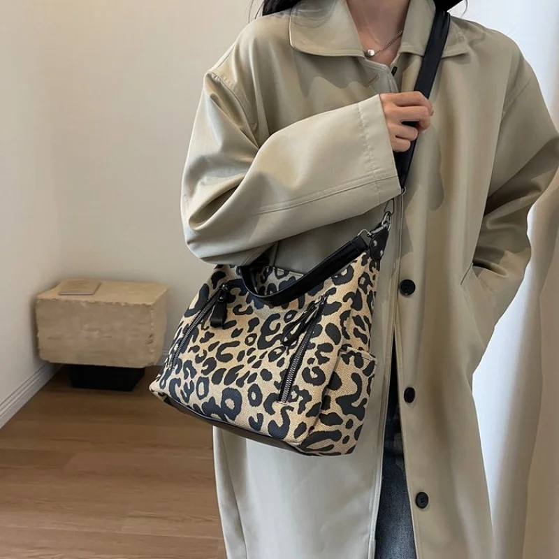 

Fashionable Solid Color Vintage Handbag For Women High-End Minimalist Unique With Letter Logo Design