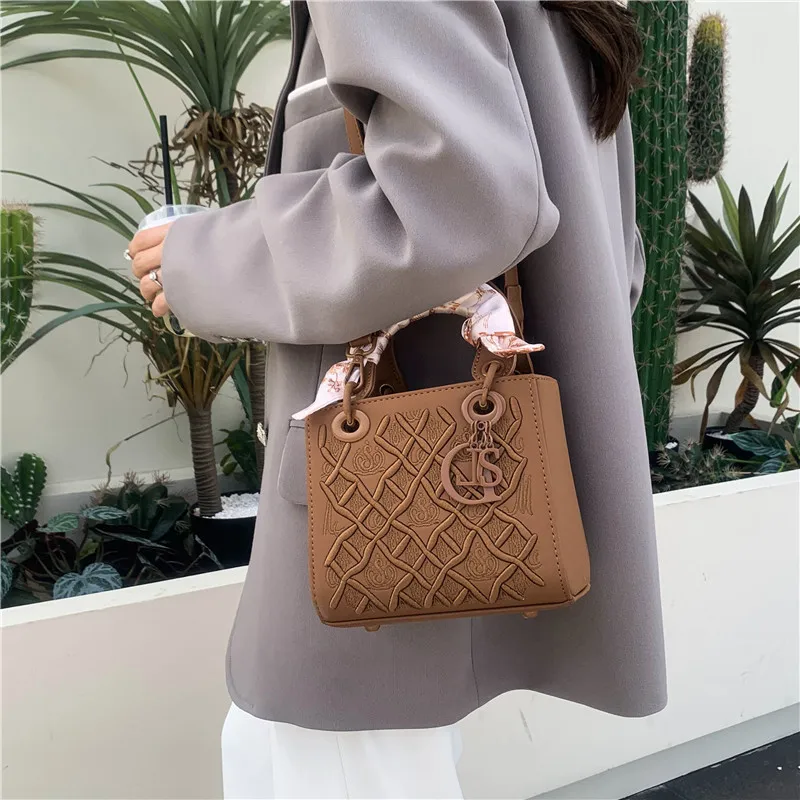

Heavy Industry Embroidery Diamond Grid Concubine Bag, High Grade Crossbody Bag, Versatile Fashion Scarf, Single Shoulder Handbag
