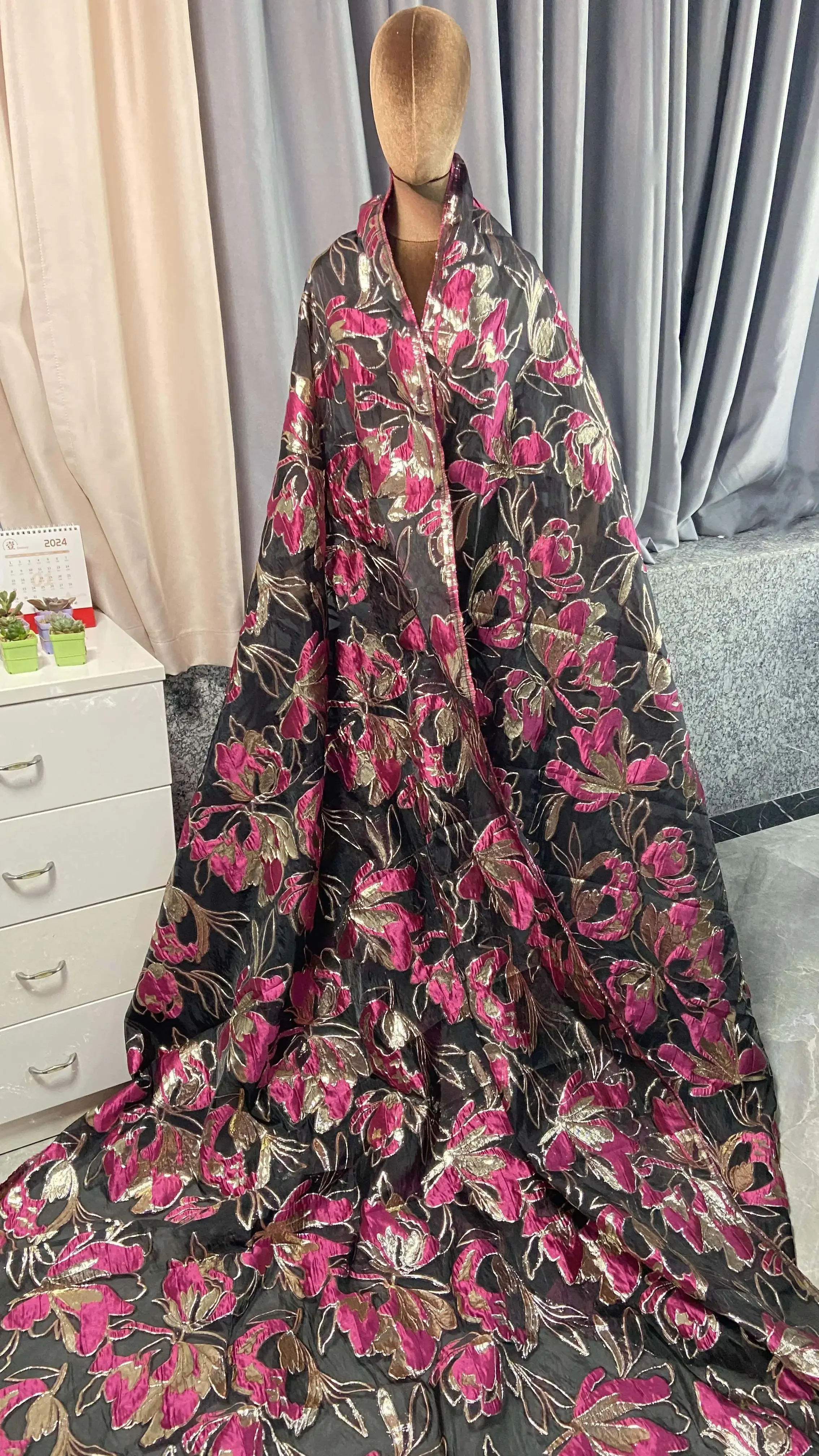 

Rose and Black African Jacquard Lace Fabric Floral French Embossed Brocade Fabric for Sewing Female Elegant Wedding Dress