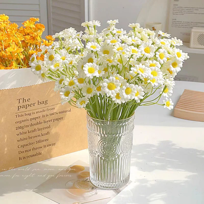 

A bouquet of small daisy artificial flowers European-style living room dining table floral arrangement decoration with dried cha