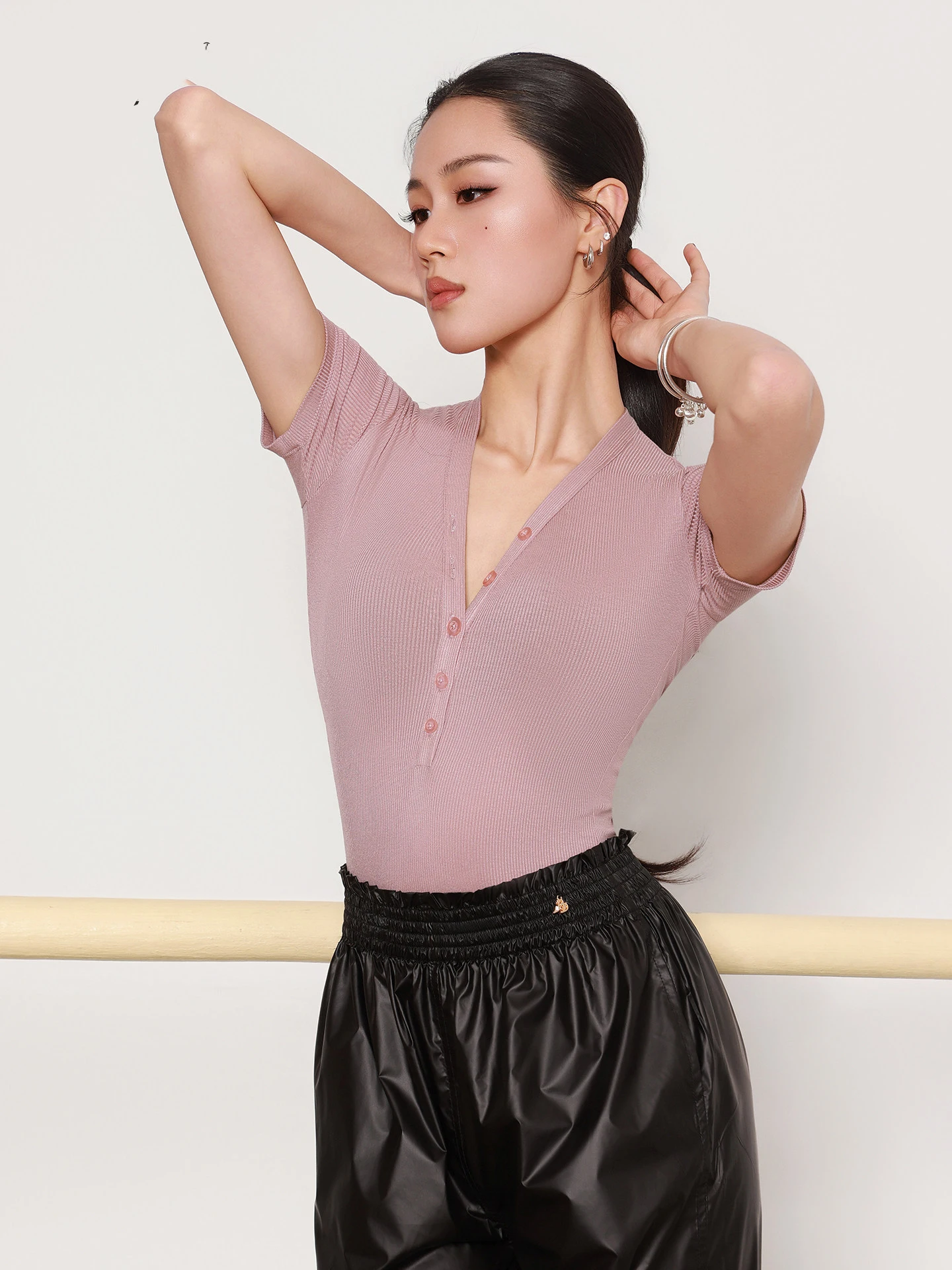 

Женский костюм для соревнований по латиноамериканским танцам ча-ча-ча 2026 года, одежда для латиноамериканских танцев для взрослых, женский топ с короткими рукавами и V-образным вырезом DW11300