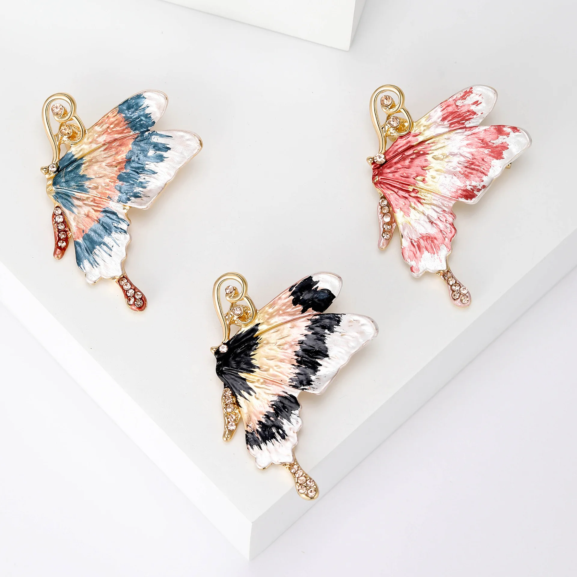 Hot Sale - Temperament Enamel Painted Butterfly Brooch Niche Design Fashion Pin Buckle Shawl Coat Shirt Suit Accessories Female