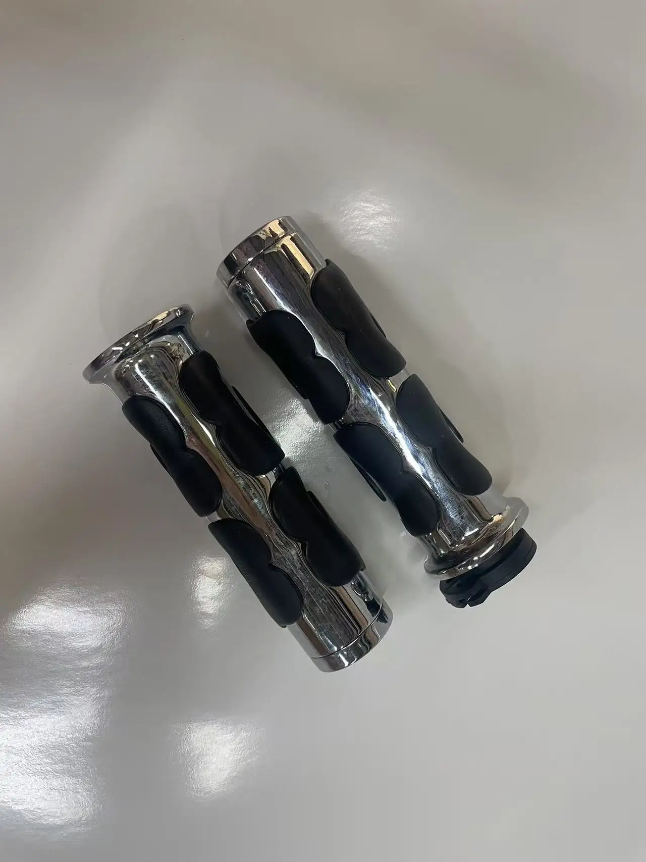 

Motorcycle 1" 25mm Skull Rubber Slip Handlebar Hand Grips For Harley Honda Kawasaki Suzuki Yamaha Bikes Cruiser Chopper Custom