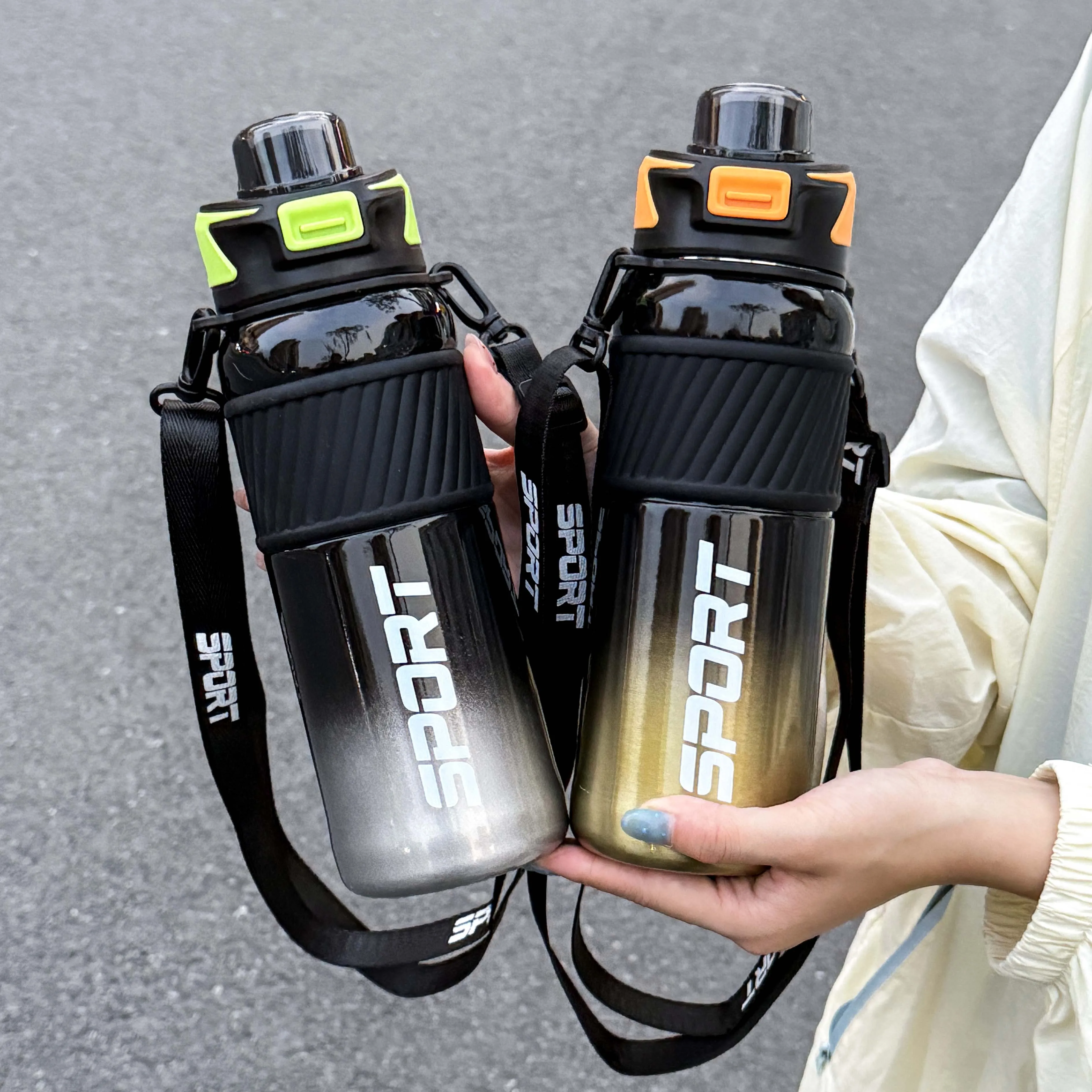 1 PC 800ml Large Capacity Simple Letter Printed Sports Water Cup with Shoulder Strap Rope, Portable Water Cup for Outdoor Sports
