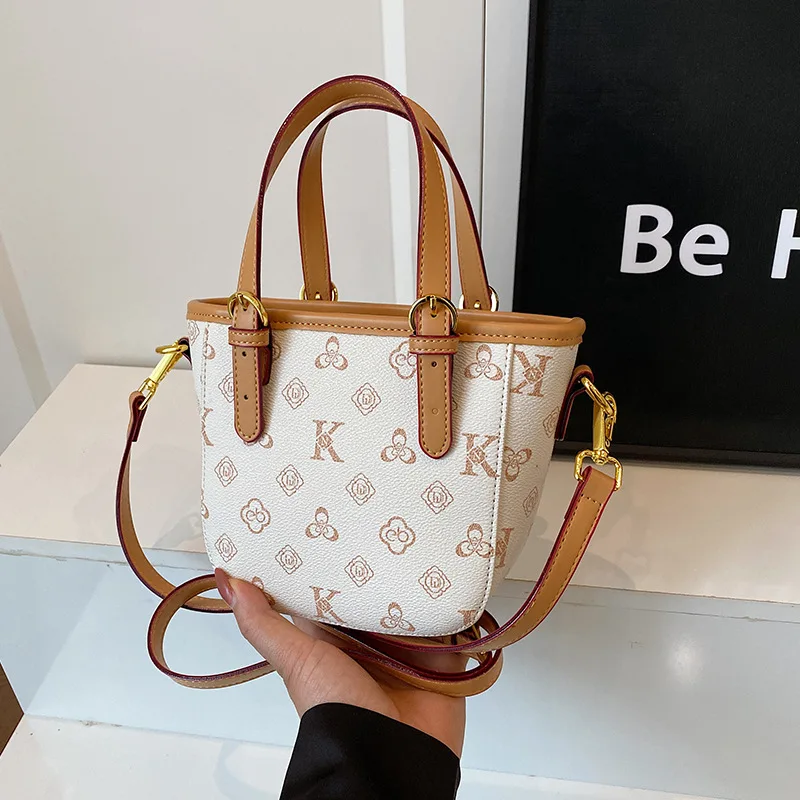 bolso-tote-mini-clasico-vintage-con-monograma-bolso-bandolera-versatil-y-moderno-con-adorno-de-oso-y-detalles-en-cuero