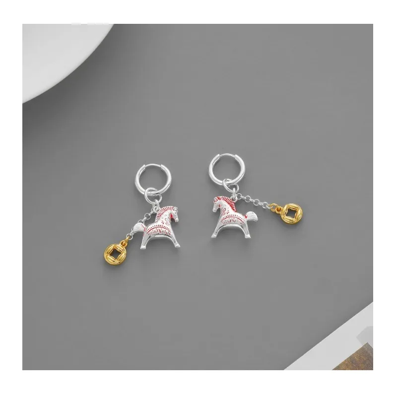 

Original Design Yingsui Saddle Rhyme Series Stud Earrings, Early Spring New Simple Design, High-end Copper Coin Pony Stud Earrin